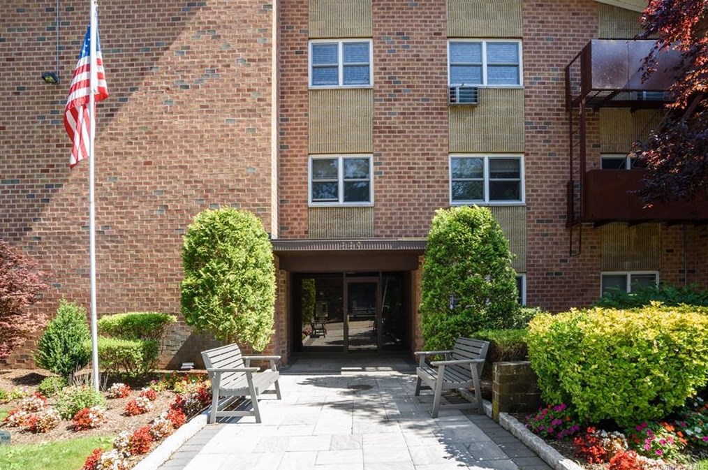 220 Chestnut St, Rye Brook, NY 10573-3123