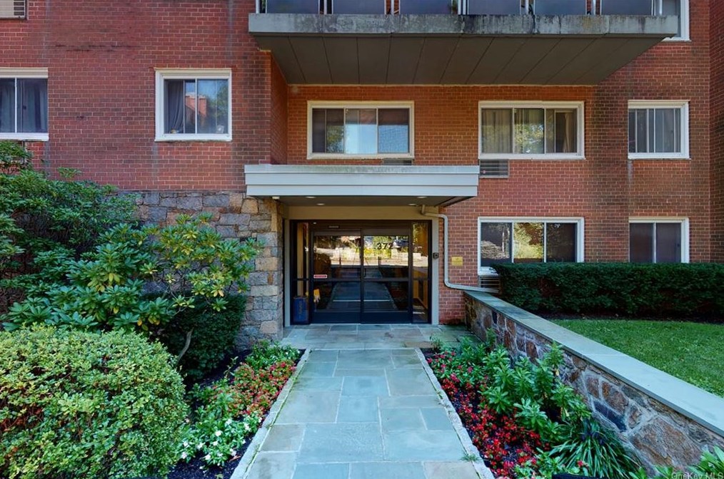 372 Central Park Ave, Scarsdale NY  10583-1302 exterior