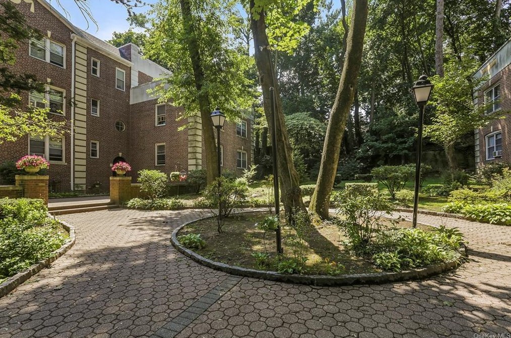 846 Palmer Rd, Yonkers, NY 10708-3323