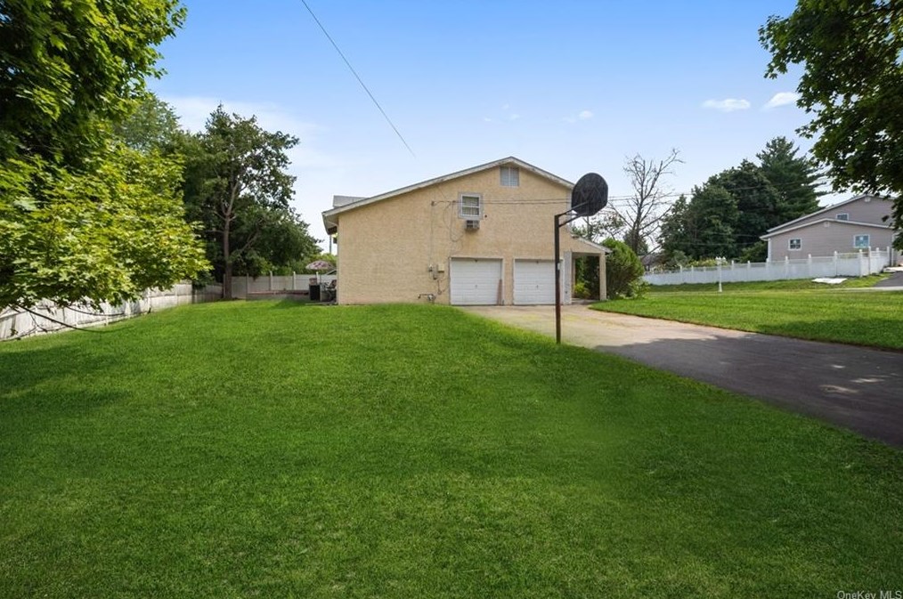 22 Helen Ct, Chestnut Ridge, NY 10977-2305