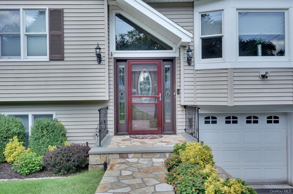 26 Westlake Dr, Thornwood, NY 10594