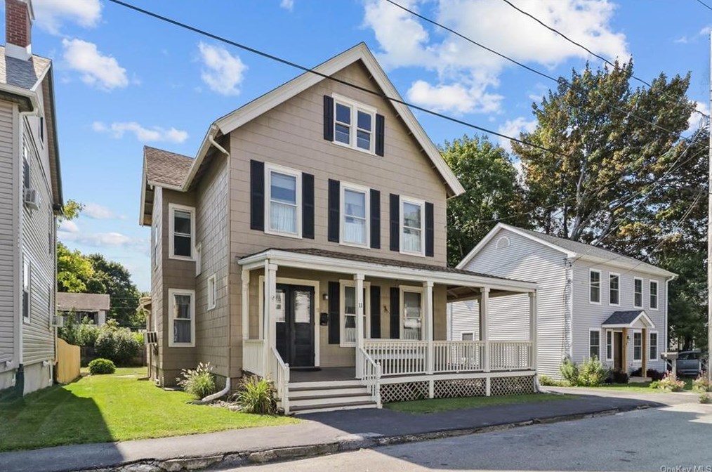 11 Center St, Beacon, NY 12508-3452