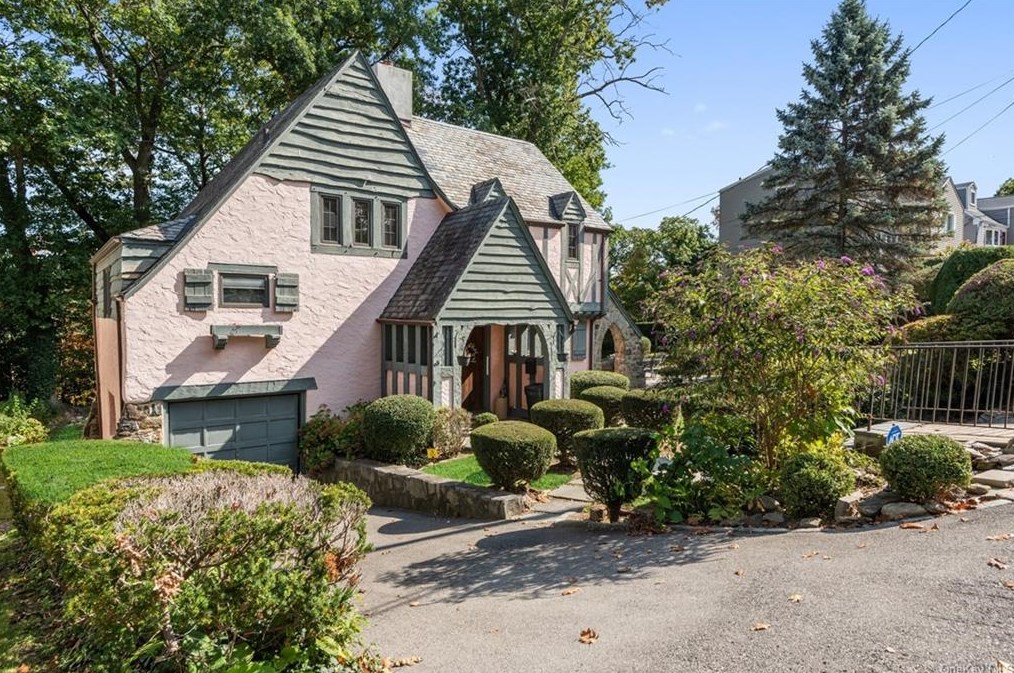 88 Stockbridge Rd, Yonkers, NY 10710-4309