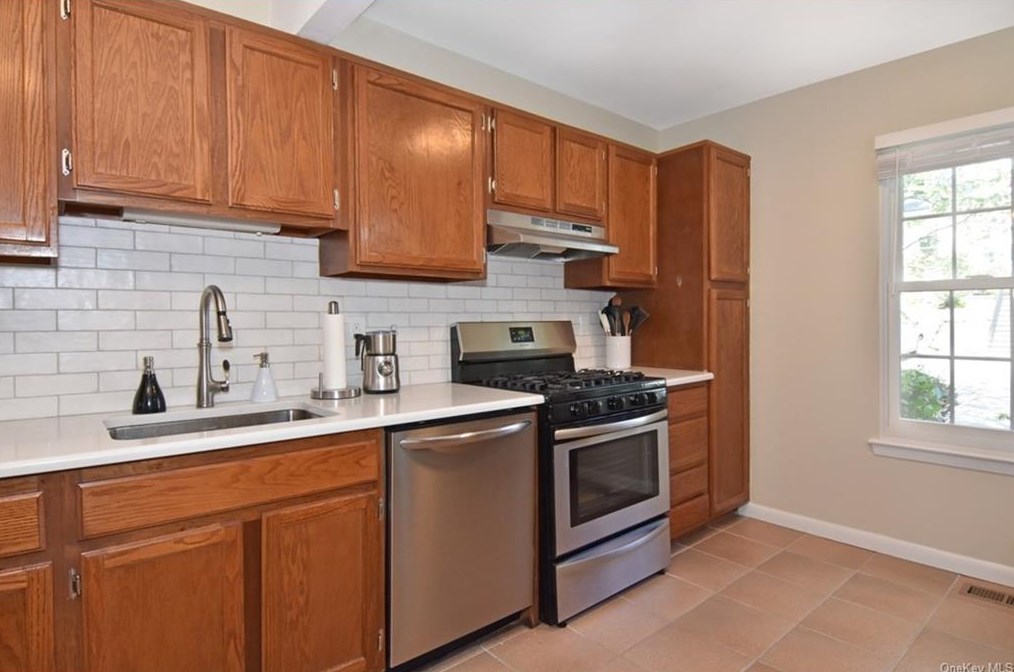 82 Carrollwood Dr, North Tarrytown NY  10591-5205 exterior