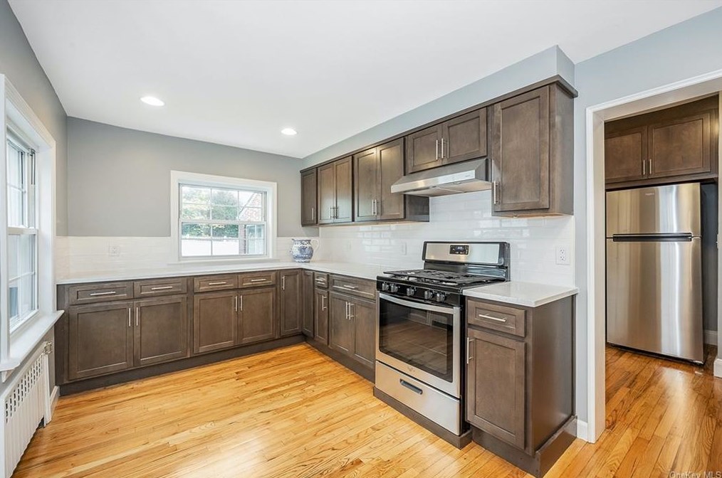 132 Longvue Ter, Yonkers NY 10710-3047 exterior