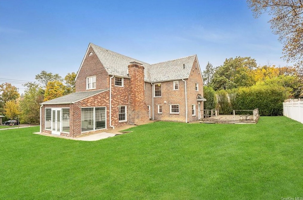 132 Longvue Ter, Yonkers NY 10710-3047 exterior