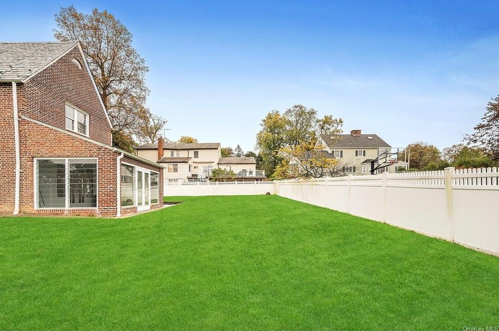 132 Longvue Ter, Yonkers NY 10710-3047 exterior