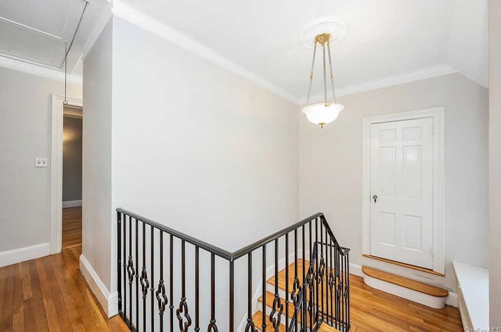 132 Longvue Ter, Yonkers NY 10710-3047 exterior