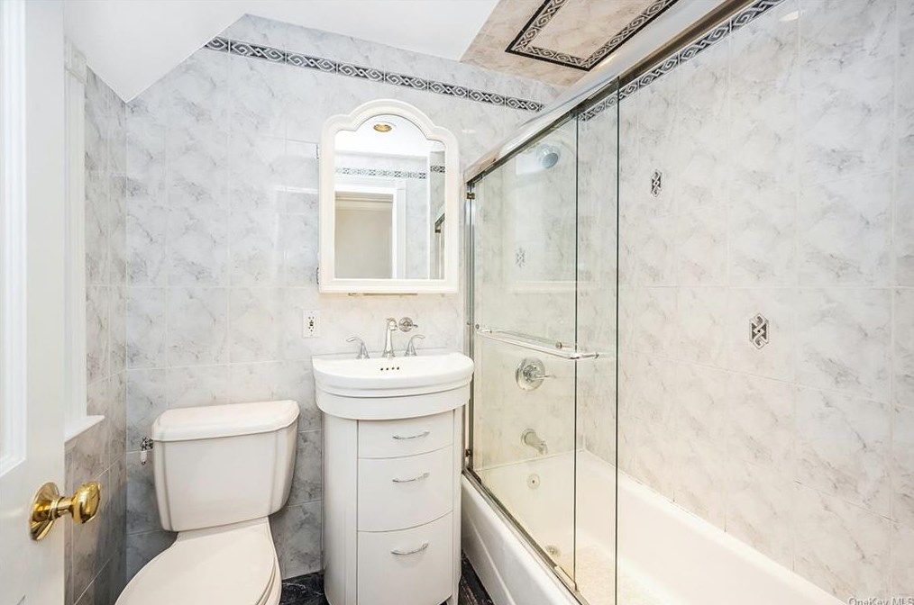 132 Longvue Ter, Yonkers NY 10710-3047 exterior