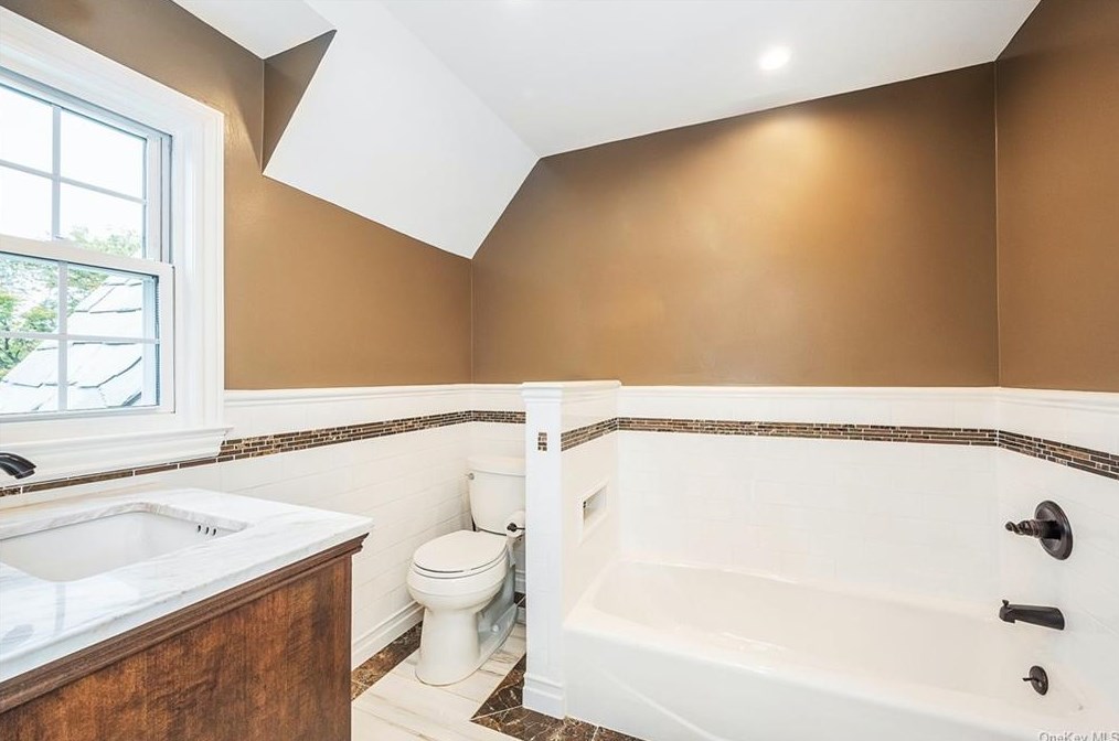 132 Longvue Ter, Yonkers NY 10710-3047 exterior