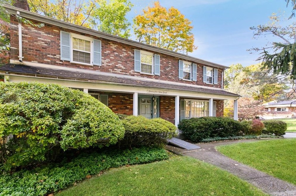 95 Briar Rd, Nanuet, NY 10954-2405