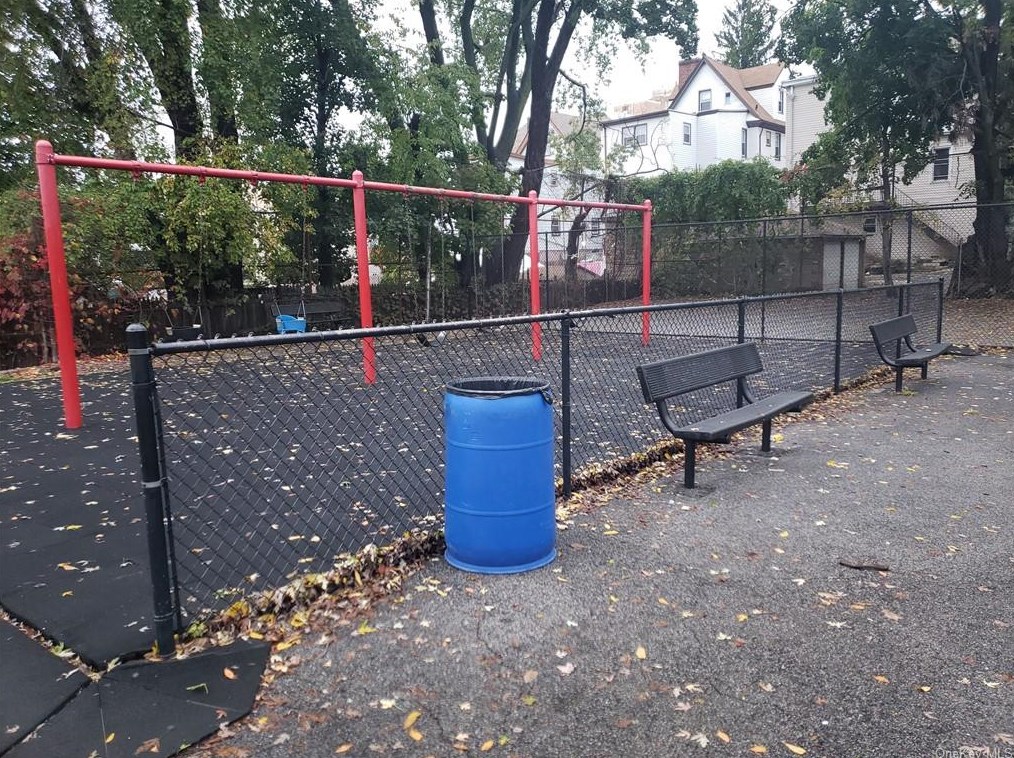 116 Livingston Ave, Yonkers NY 10705-1992 exterior