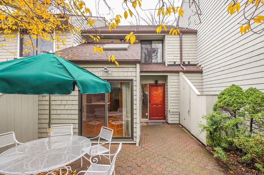 19 Pineridge Rd, Larchmont, NY 10538-2616