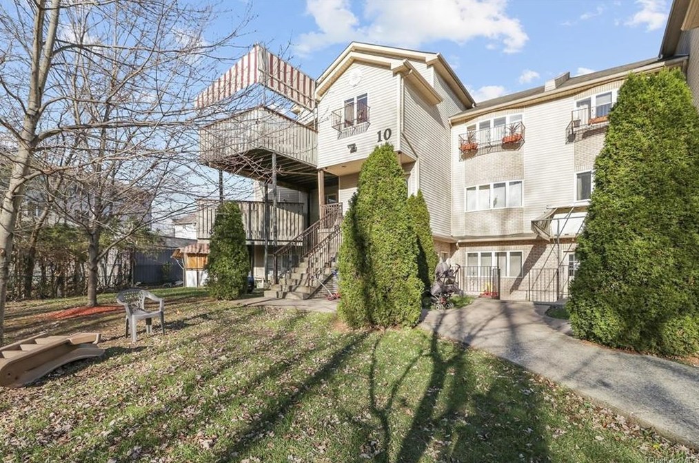 10 Getzil Berger Blvd, Monroe, NY 10950-6374