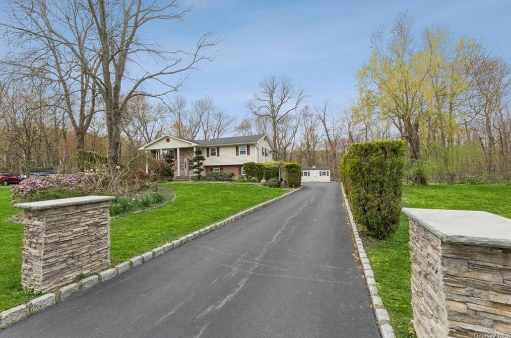 112 Renee Ln, Nanuet, NY 10954-2142
