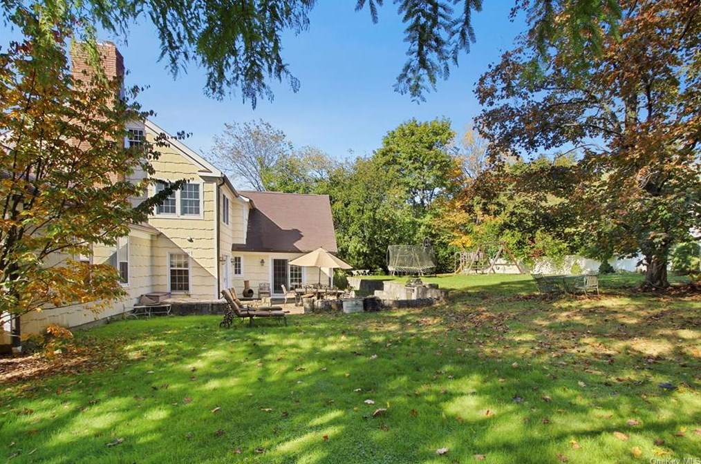 20 Carriage House Ln, Mamaroneck, NY 10543-1006