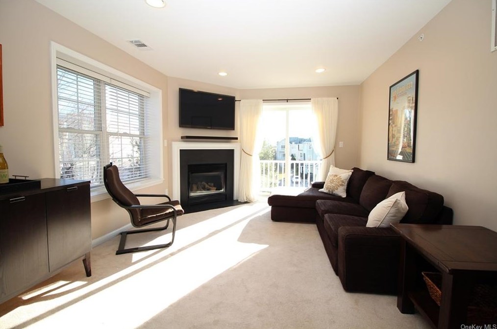 1611 Half Moon Bay Dr, Croton On Hudson NY  10520-3120 exterior