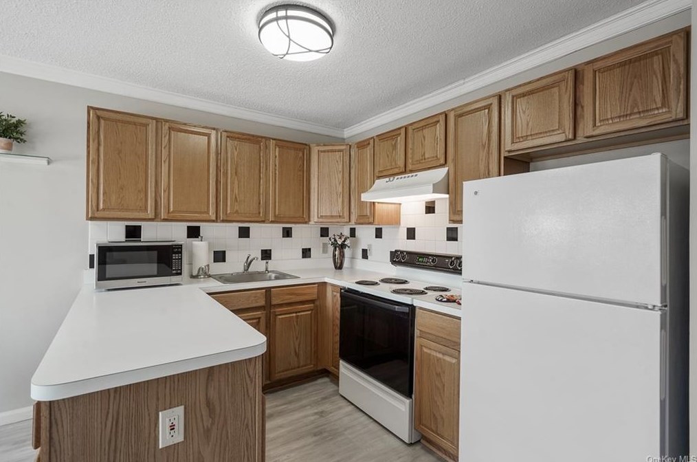 20 Elmwood Cir, Peekskill NY 10566-4953 exterior