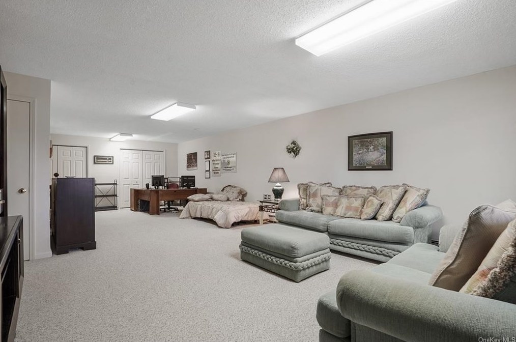 20 Elmwood Cir, Peekskill NY 10566-4953 exterior