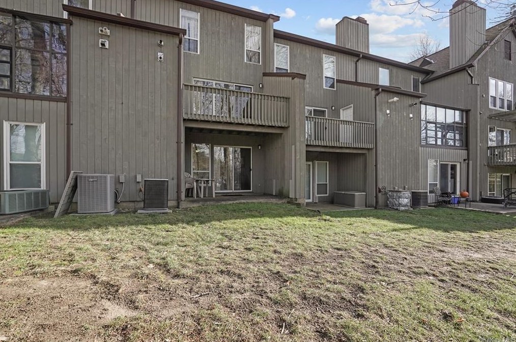 20 Elmwood Cir, Peekskill NY 10566-4953 exterior