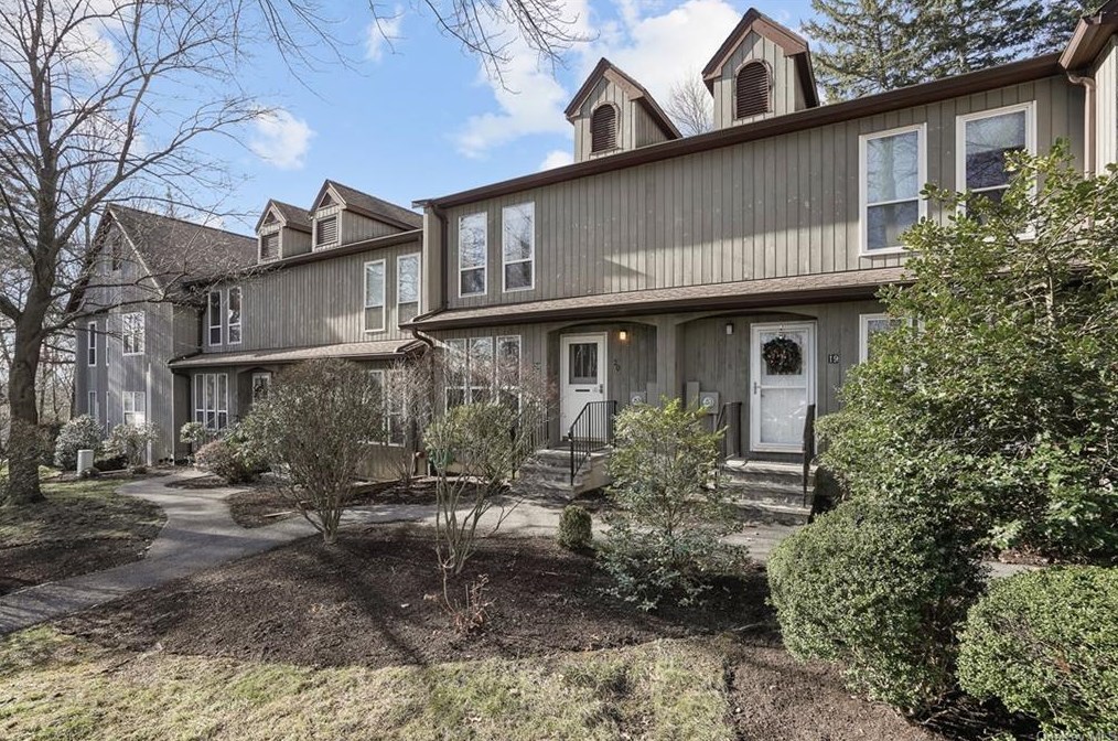 20 Elmwood Cir, Peekskill, NY 10566-4954