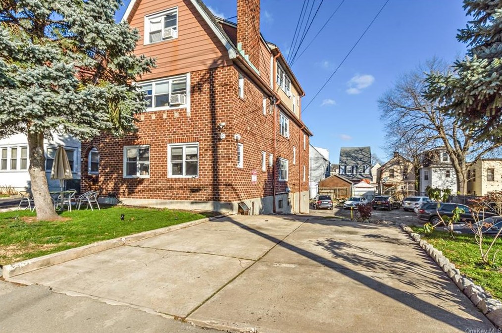 61 Sherwood Ave, Yonkers, NY 10704-2440