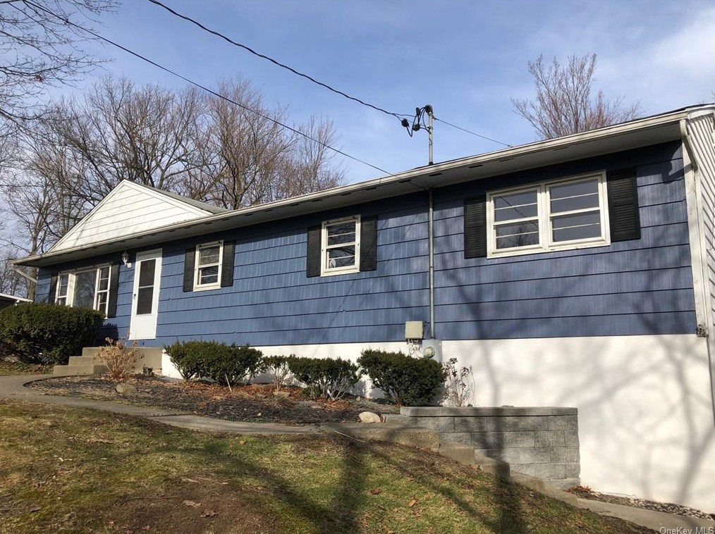 54 Coach Ln, Newburgh, NY 12550-3819