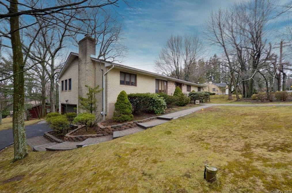 15 Hilltop Pl, Chestnut Ridge, NY 10952-2405