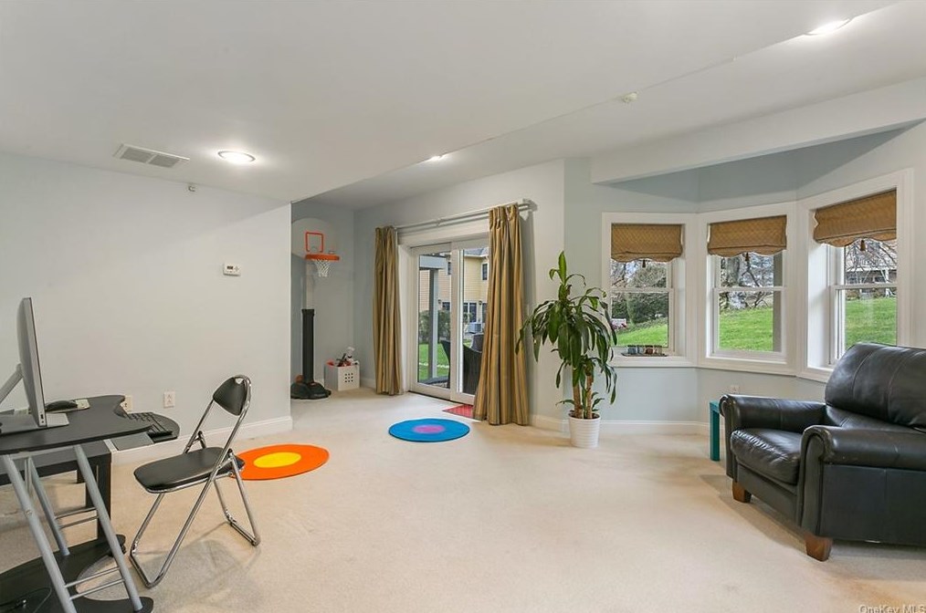 44 Lndg Dr, Dobbs Ferry NY 10522-1184 exterior