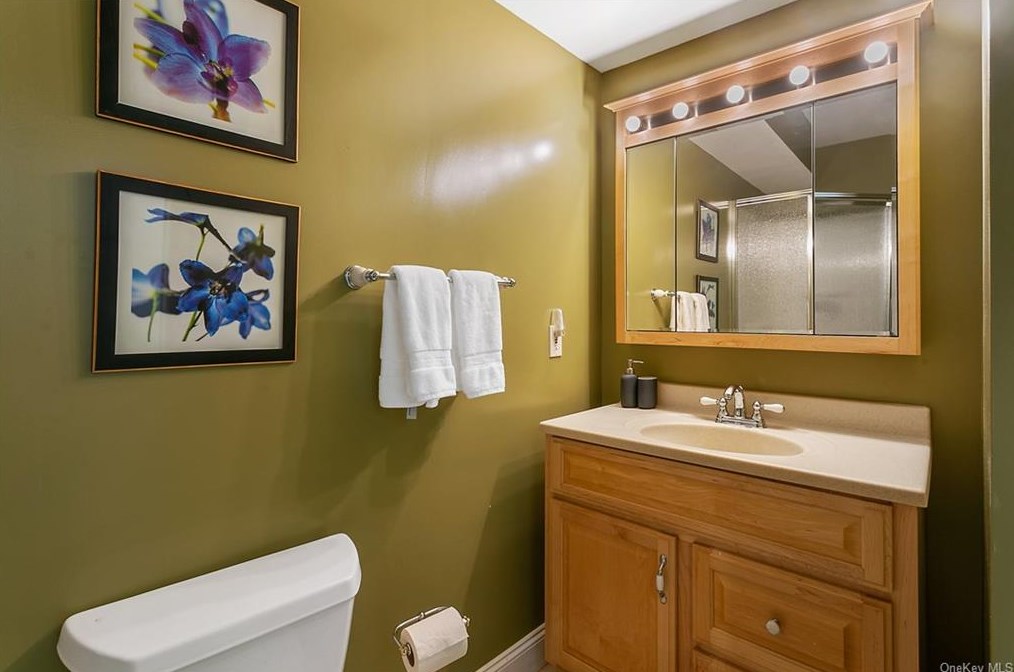 44 Lndg Dr, Dobbs Ferry NY 10522-1184 exterior