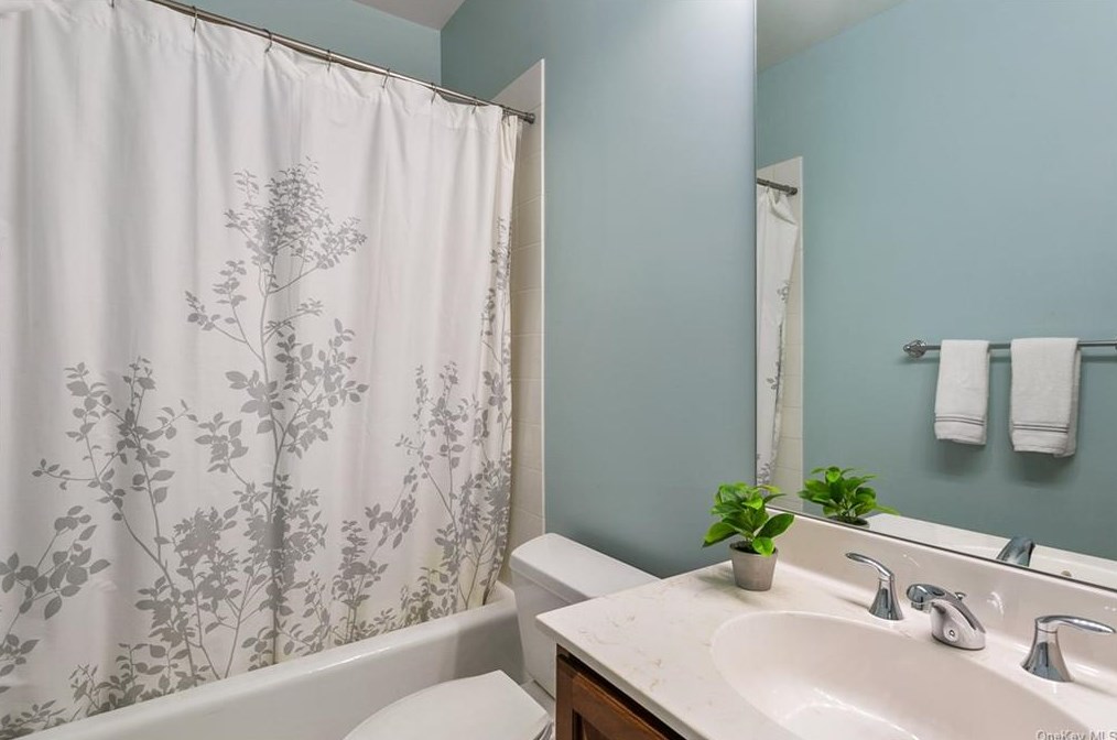 44 Lndg Dr, Dobbs Ferry NY 10522-1184 exterior