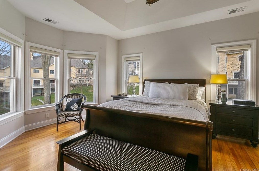 44 Lndg Dr, Dobbs Ferry NY 10522-1184 exterior