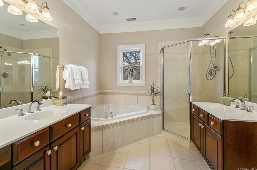 44 Lndg Dr, Dobbs Ferry NY 10522-1184 exterior