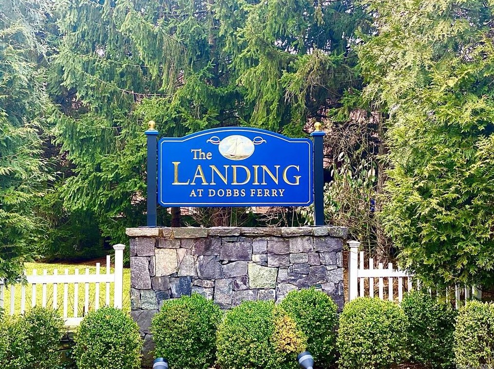 44 Lndg Dr, Dobbs Ferry NY 10522-1184 exterior