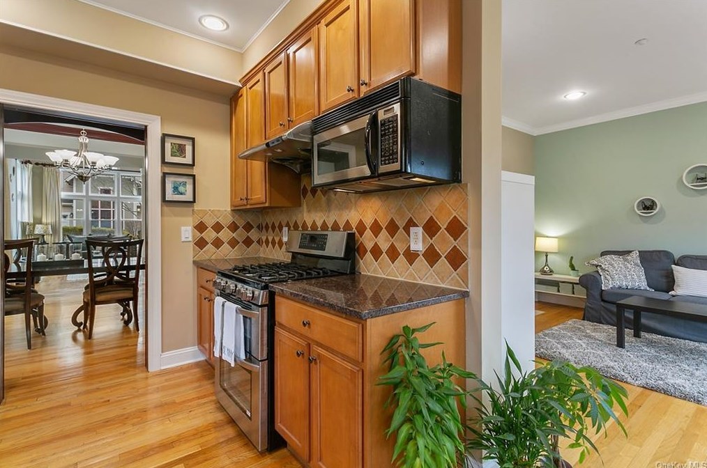 44 Lndg Dr, Dobbs Ferry NY 10522-1184 exterior