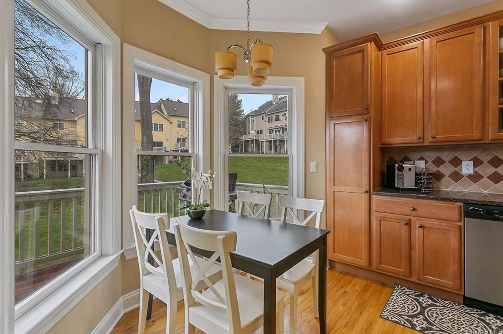 44 Lndg Dr, Dobbs Ferry NY 10522-1184 exterior