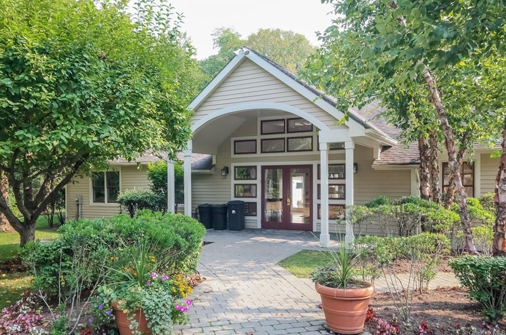 44 Lndg Dr, Dobbs Ferry NY 10522-1184 exterior