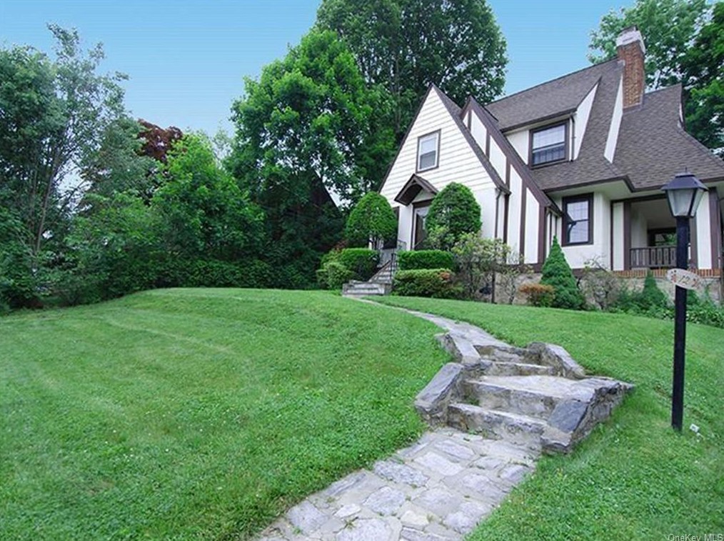 12 Ridgecrest W, Scarsdale, NY 10583