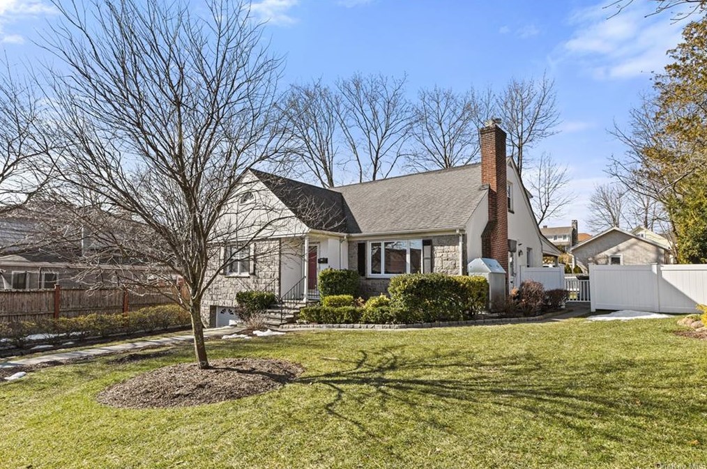 2 Renshaw Pl, Rye Brook, NY 10573