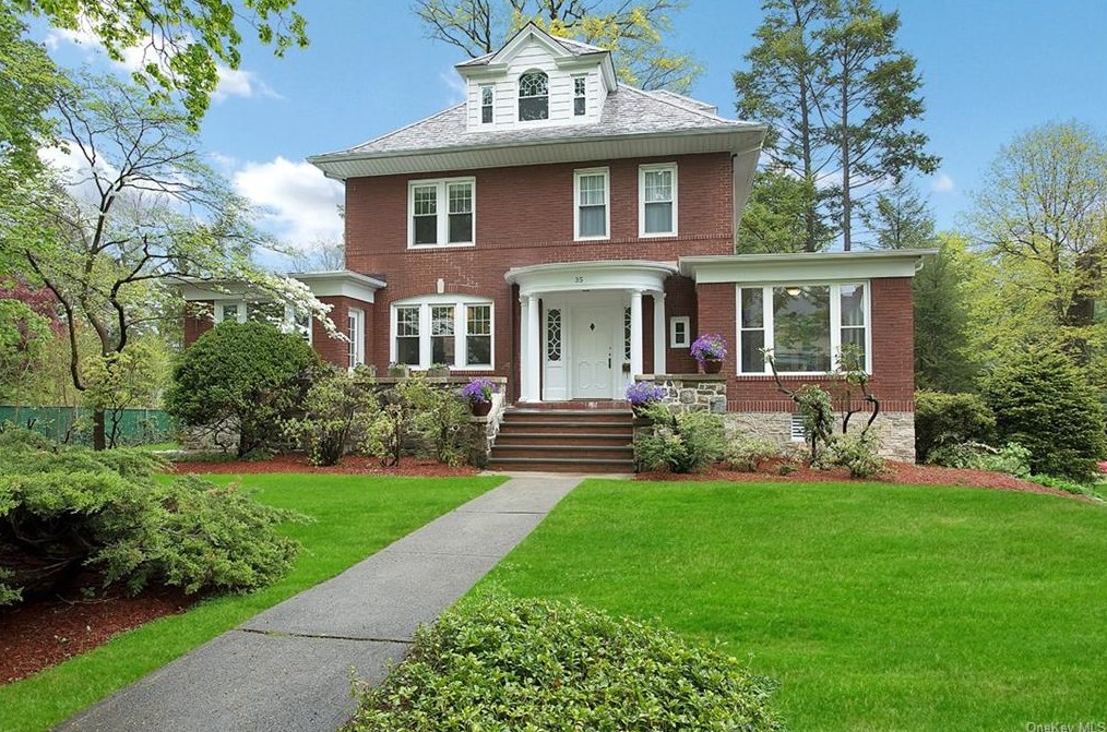 35 Montgomery Cir, New Rochelle NY  10804-4412 exterior