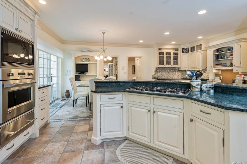 7 Mount Holly Dr, Rye NY 10580-1857 exterior