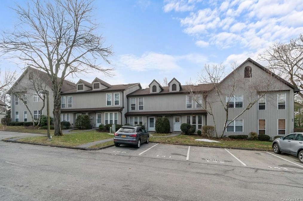 78 Villa Dr, Peekskill, NY 10566-4941