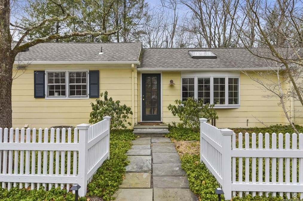 45 Middle Patent Rd, Bedford, NY 10506-2103