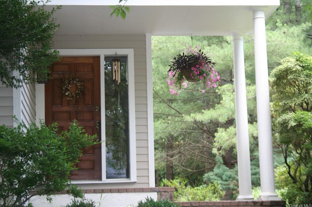1 Huntington Ct, Briarcliff, NY 10510-2533