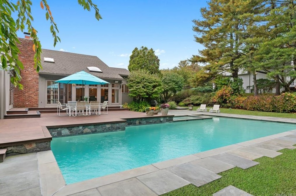 7 Marbourne Dr, Mamaroneck, NY 10543-1044