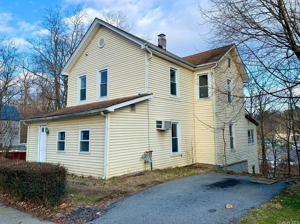 41 Montgomery St, Walden, NY 12586-1116