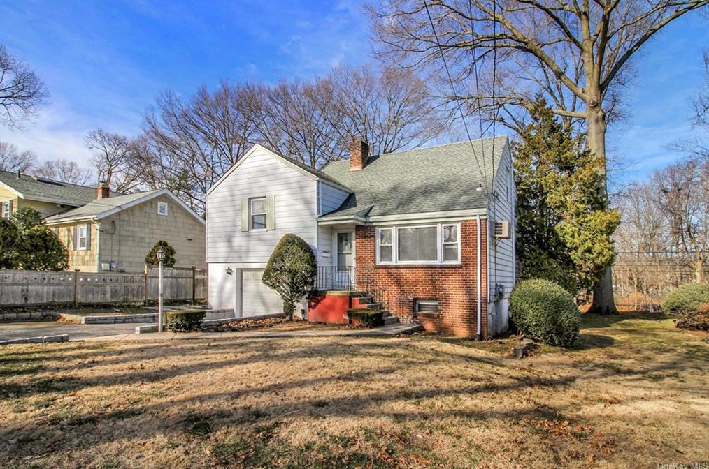 8 Blossom Ter, Larchmont, NY 10538-3301