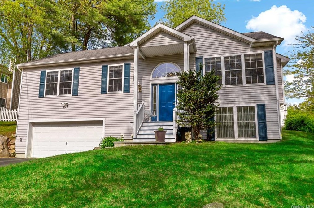30 Cardoza Ave, Mohegan Lake, NY 10547