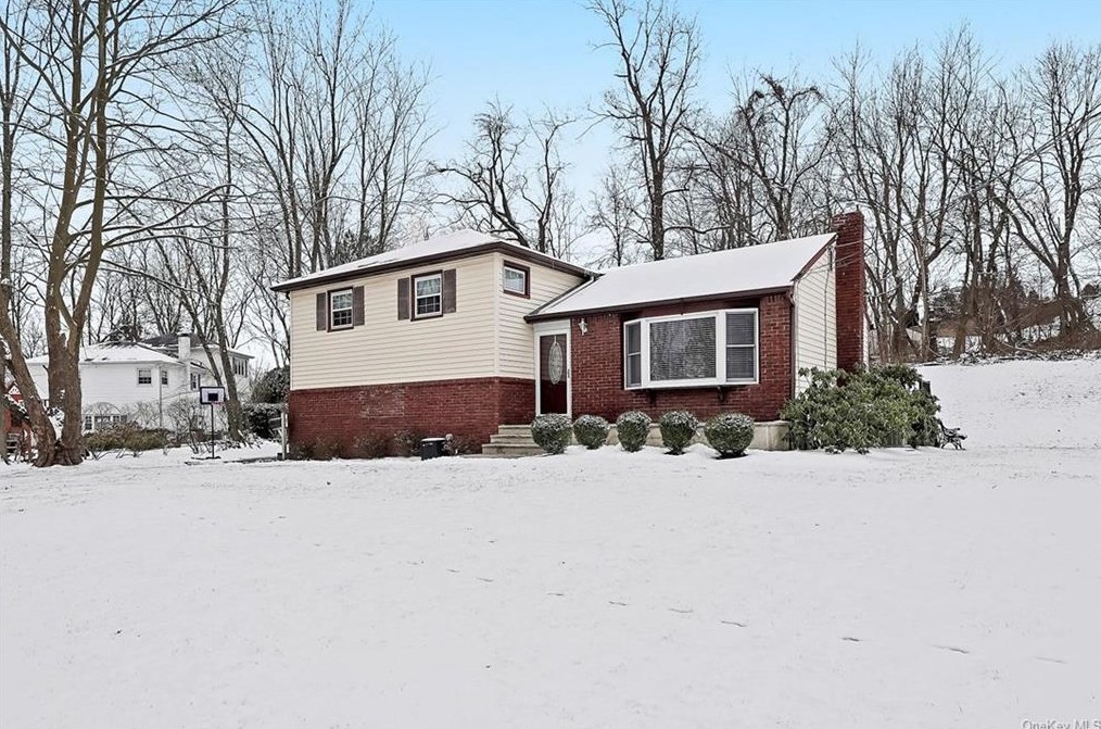 17 Birch Dr, Nanuet, NY 10954-1808