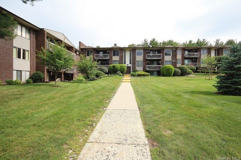 100 Country Club Ln, Mount Ivy, NY 10970